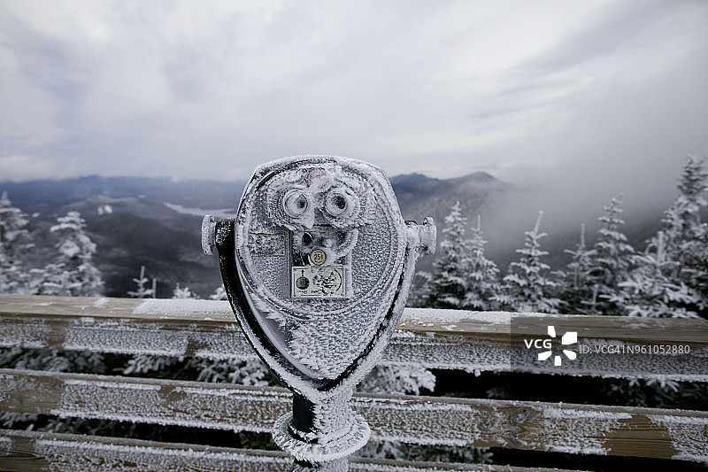 山顶观景点的冰冻投币式望远镜图片素材