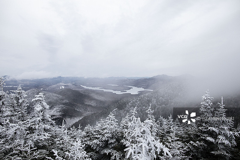 雾天的壮丽景色图片素材