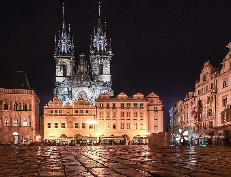 夜晚灯光下的布拉格泰恩教堂和老城广场（联合国教科文组织遗产）图片素材