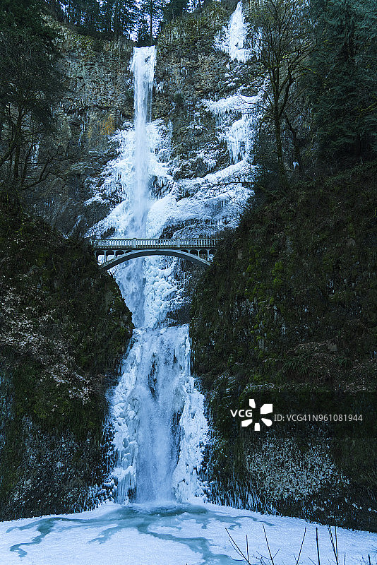冬季从本森桥观赏 Multnomah 瀑布的景色图片素材
