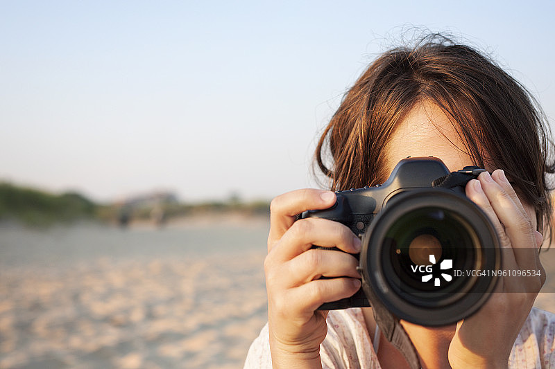 手持相机的女人特写图片素材