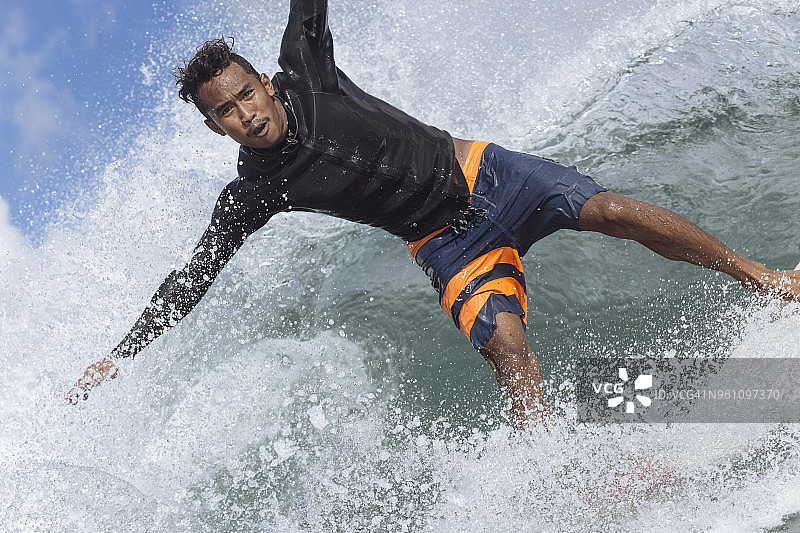 无忧无虑的男人海上冲浪肖像图片素材