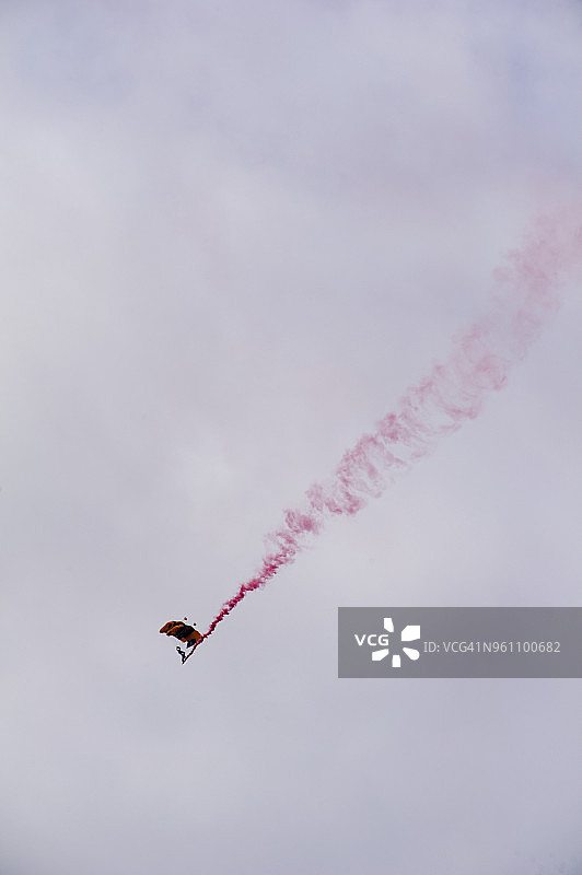 航展期间的伞兵低角度视图图片素材