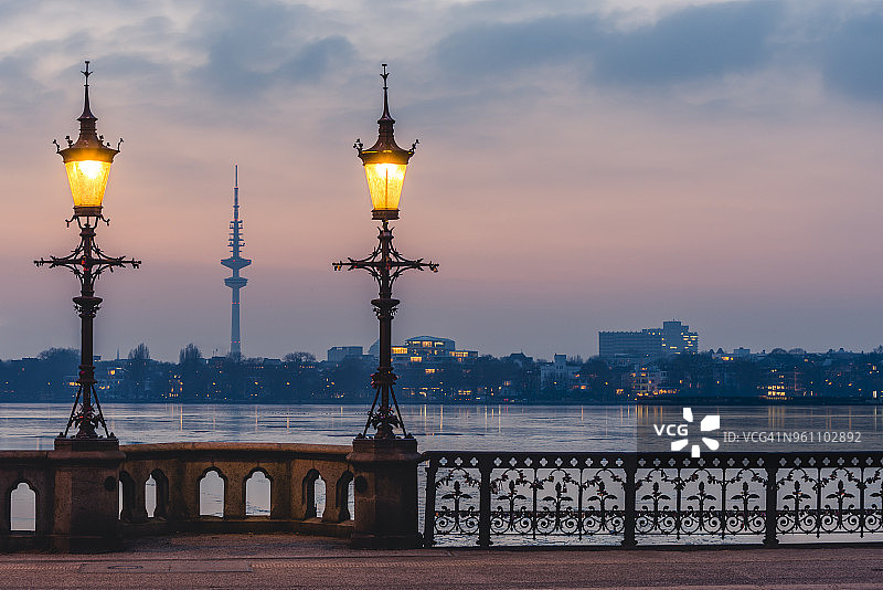 德国汉堡：外阿尔斯特湖、天鹅桥和海因里希·赫兹塔夜景图片素材