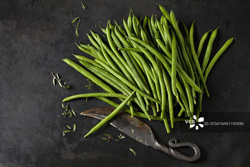 针豆、针鱼和旧刀在深色金属上图片素材