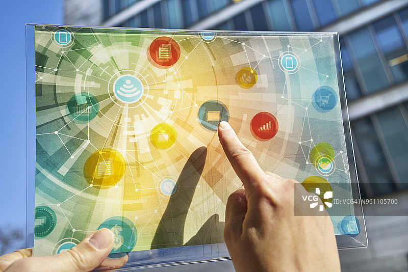 手持带有数字图标的未来设备图片素材