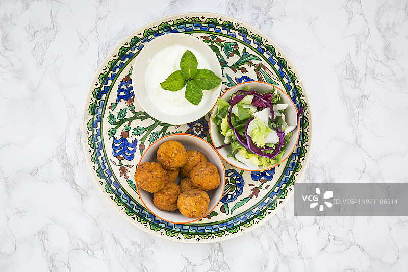 炸丸子、沙拉、红白卷心菜和薄荷酸奶酱图片素材