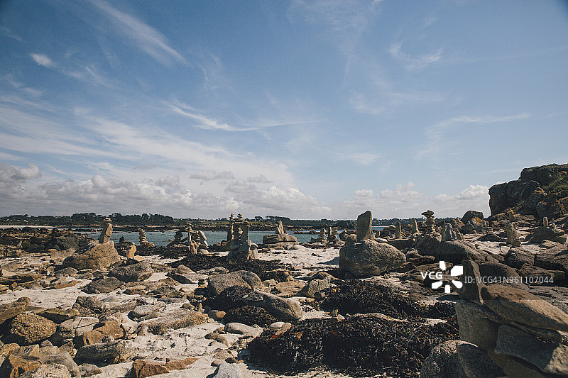 法国布列塔尼吉塞尼海岸的岩石图片素材