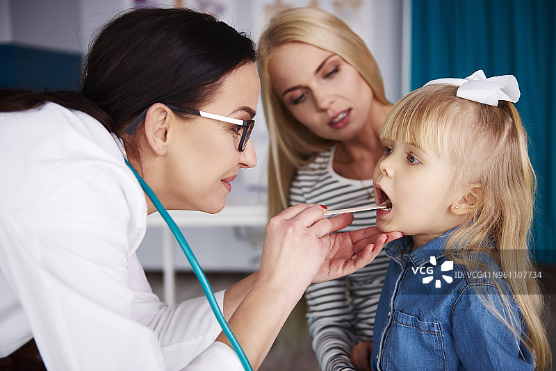 医生在医疗实践中检查女孩图片素材