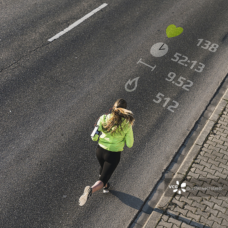 年轻女子在有数据的街道上奔跑图片素材
