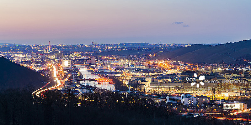 德国巴登-符腾堡州斯图加特，内卡河谷梅赛德斯奔驰工厂夜景图片素材