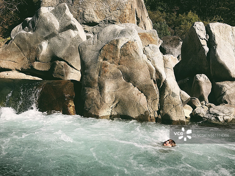 男孩在尤巴河游泳图片素材