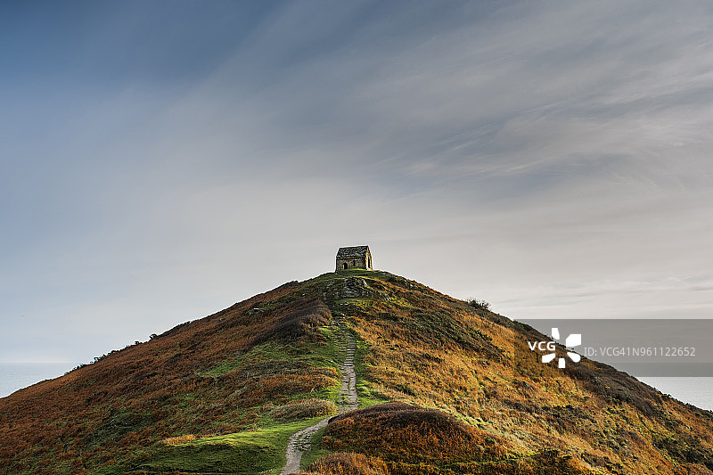 雷姆角在天空下的仰视视角图片素材