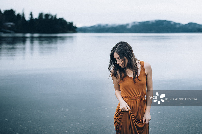 女人站在海中仰望天空图片素材