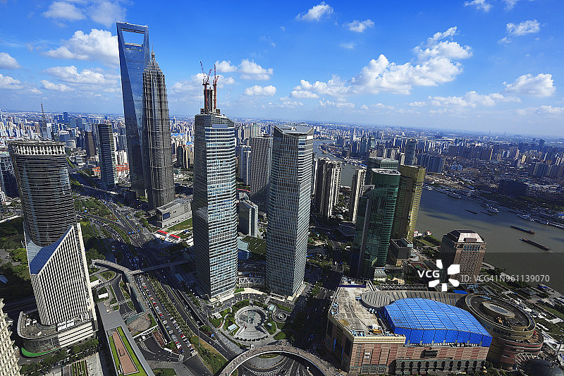 中国上海鸟瞰图。前景为在建摩天大楼。白云，晴空和清新的空气，外滩图片素材