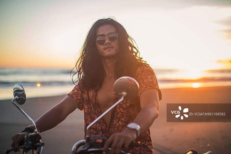 骑自行车的人在海滩上享受图片素材