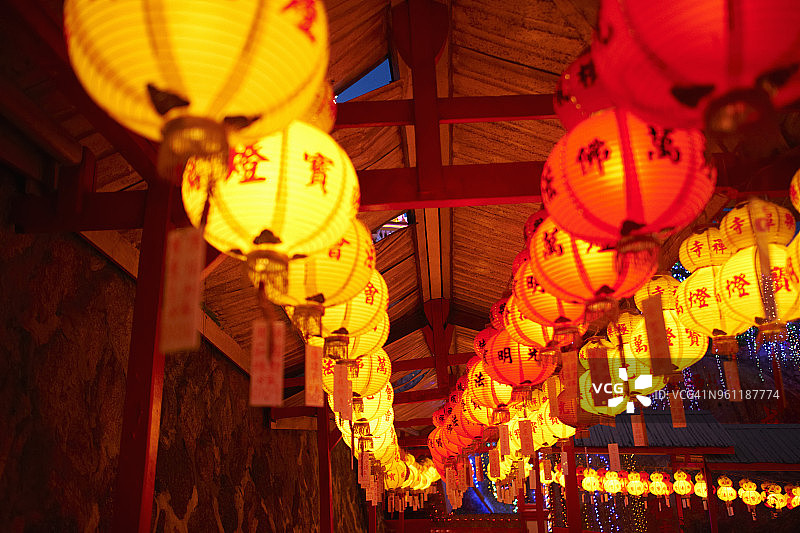 马来西亚槟城，一排排被照亮的纸灯笼图片素材