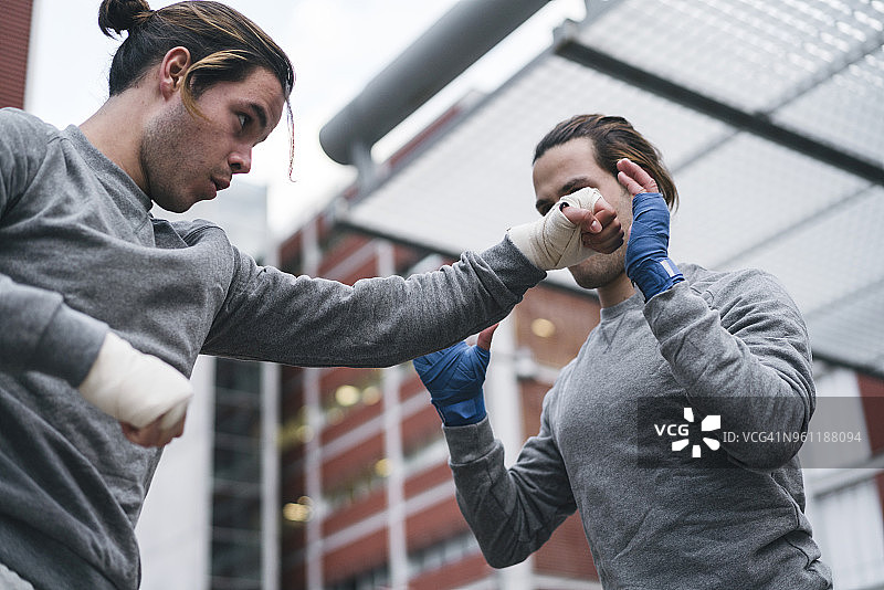 户外训练的成年男性双胞胎拳击手图片素材