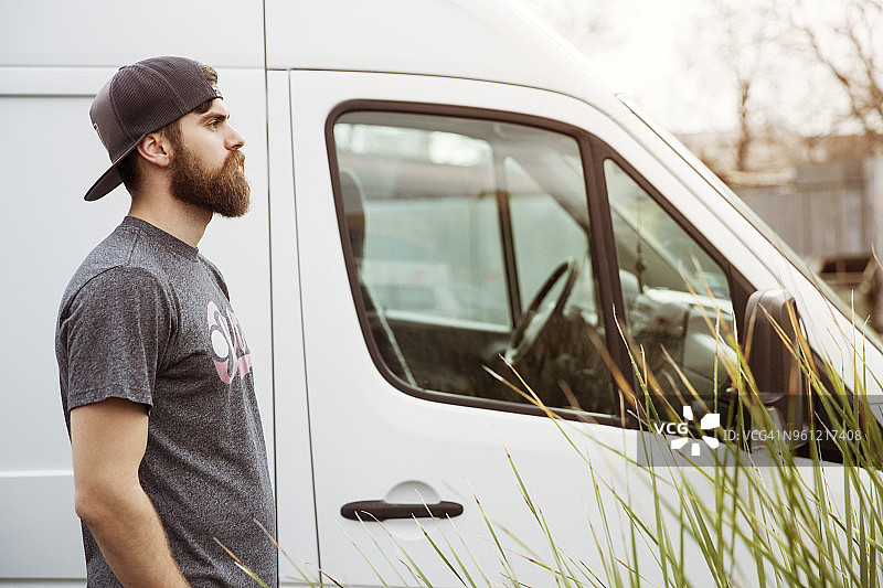 男子站在皮卡车旁侧视远眺图片素材