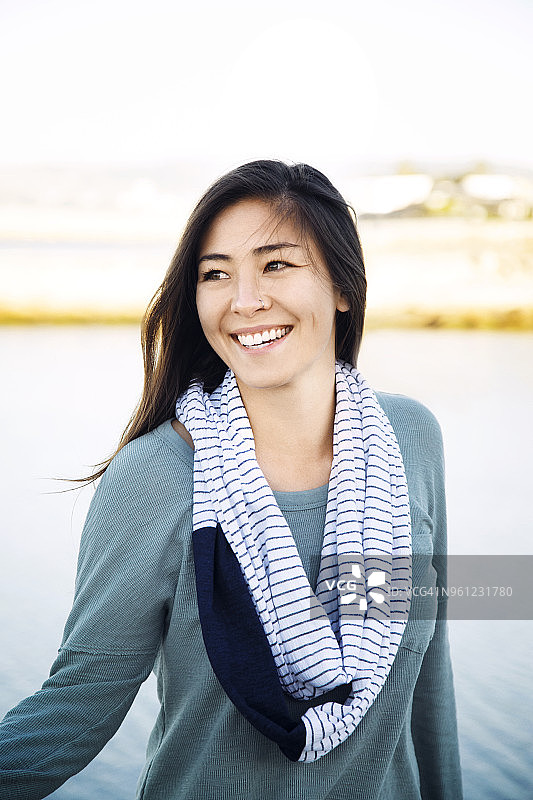 站在海滩上的快乐女人图片素材