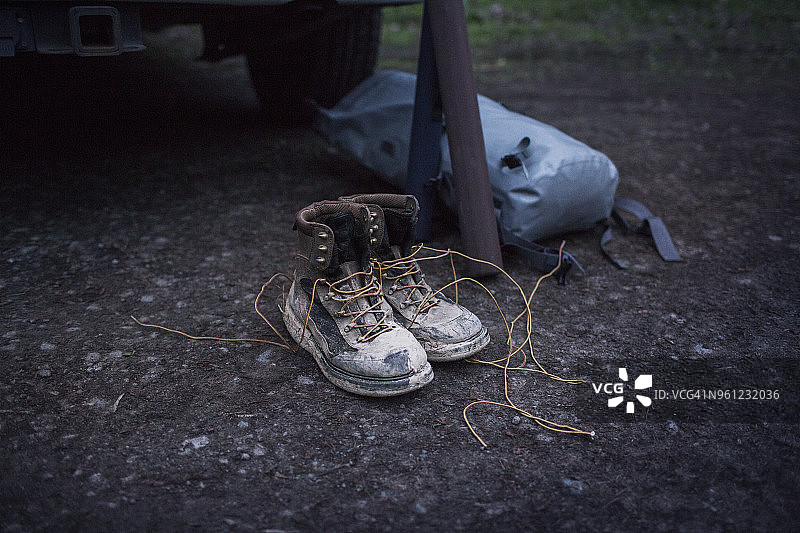 田野上的鞋子和包包的高角度视图图片素材