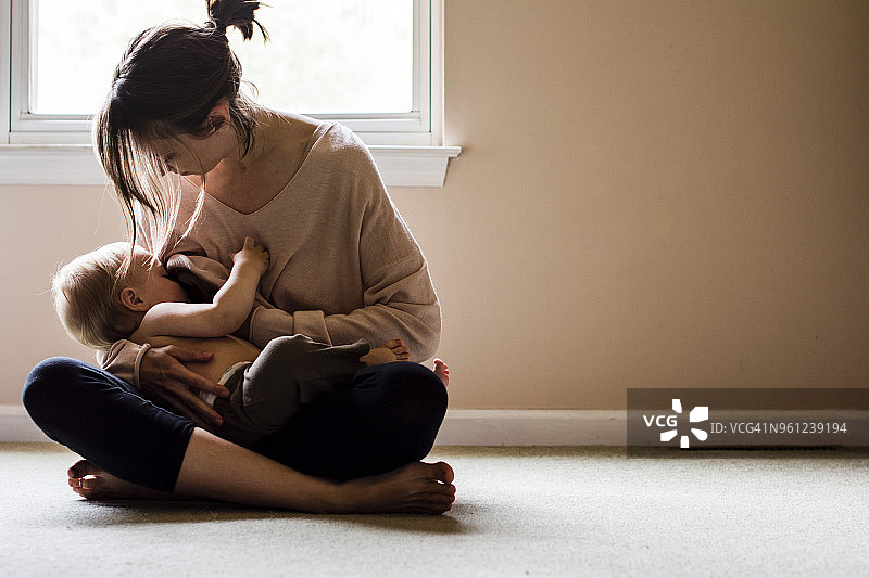 在家坐着哺乳儿子的女人图片素材