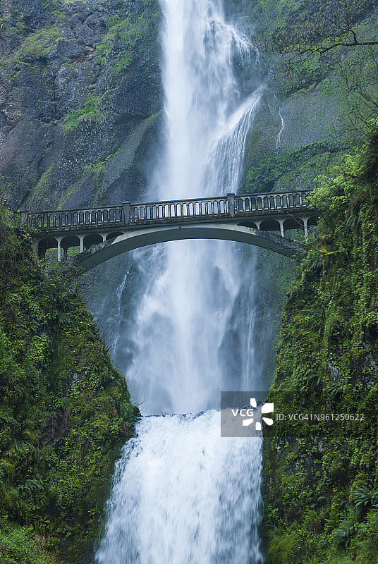 马尔特诺玛瀑布的低角度景观图片素材