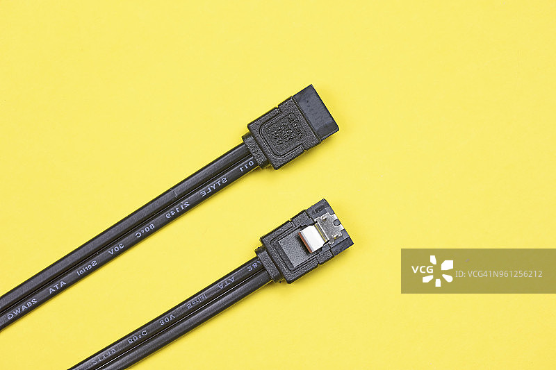 用于将硬盘连接到主板的黑色eSATA电缆，计算机组件图片素材