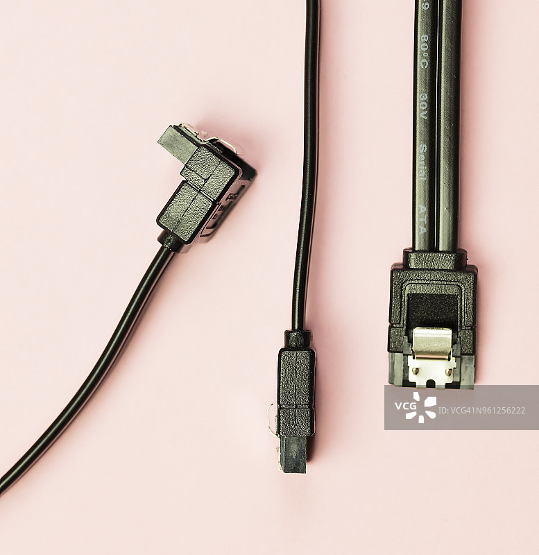 用于将硬盘连接到主板的黑色eSATA电缆，计算机组件图片素材