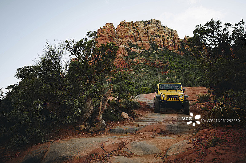黄色越野车在山地岩石上行驶图片素材