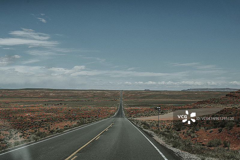 天空下的乡村道路图片素材