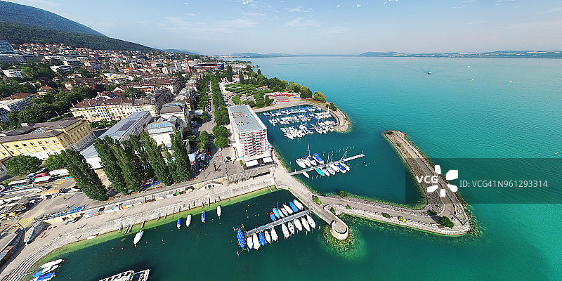 瑞士纳沙泰尔港和纳沙泰尔湖的鸟瞰图图片素材