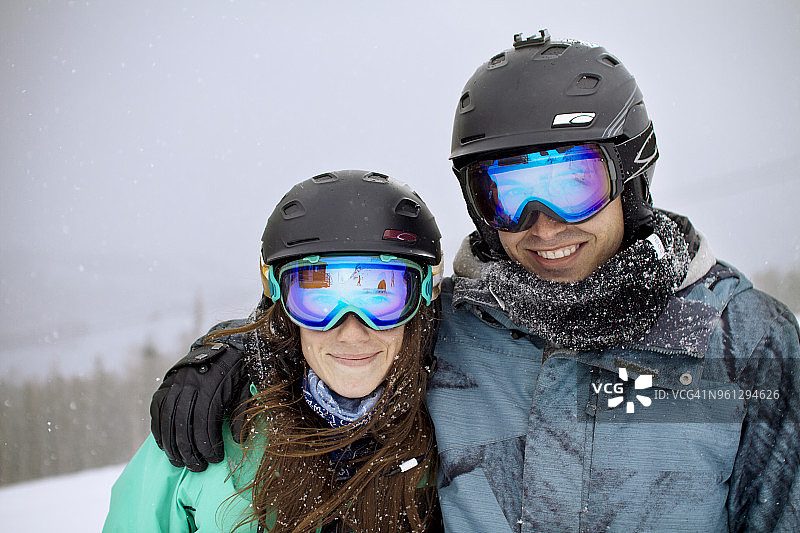朋友们在雪山上对着天空的肖像图片素材