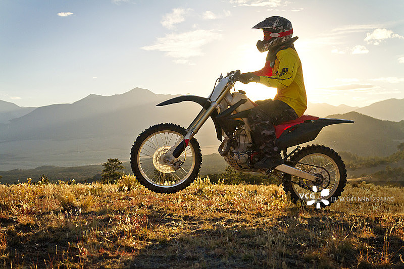 骑摩托车的人在草地上骑越野摩托车图片素材