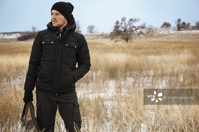 男子站在田野上，望向远方图片素材