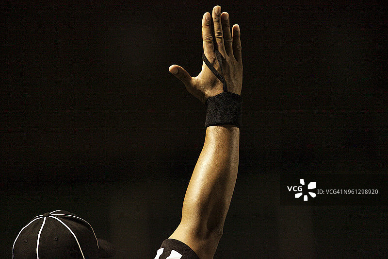 美式橄榄球裁判示意达阵特写图片素材