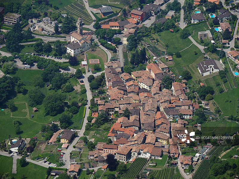 从杰内罗索山看罗维奥山村图片素材