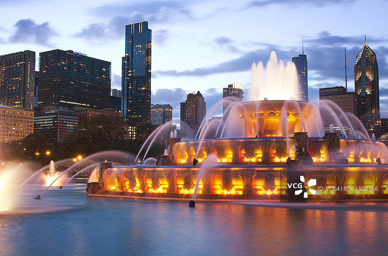 城市景观中的灯光照亮白金汉喷泉图片素材