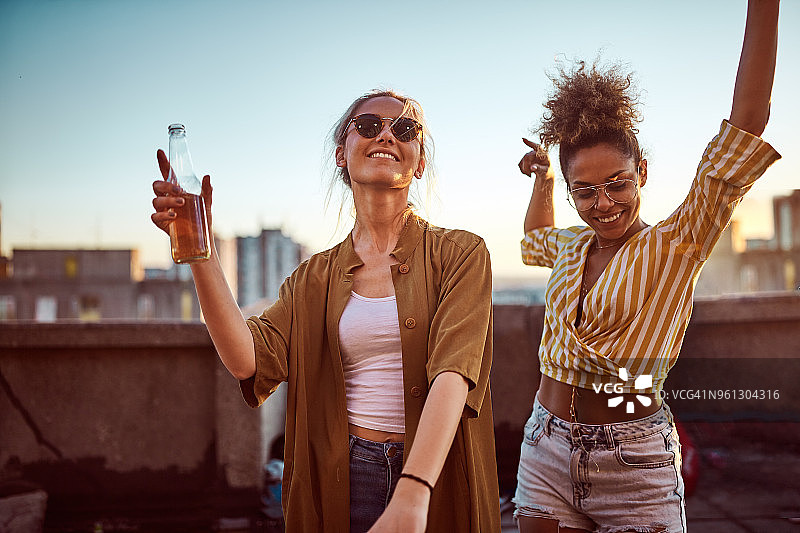 两个女人在派对上跳舞图片素材