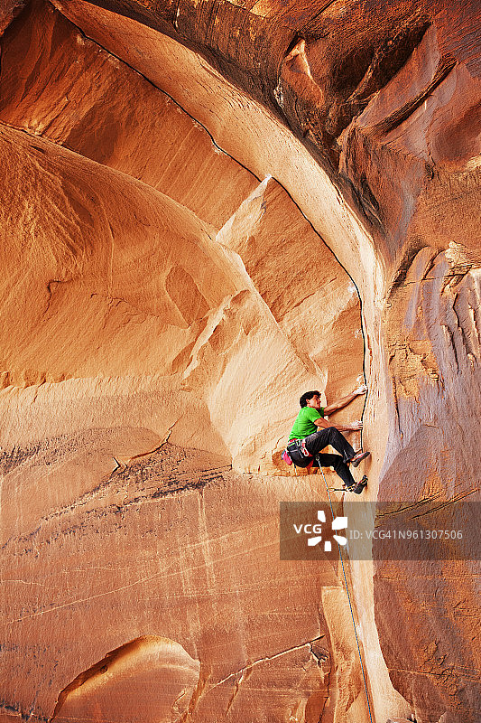 男子登山的侧视图图片素材