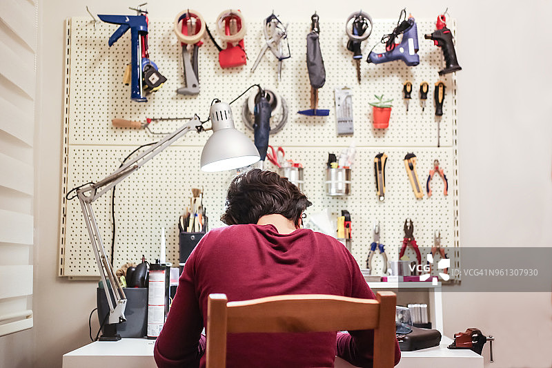 工匠在他的工作室工作图片素材