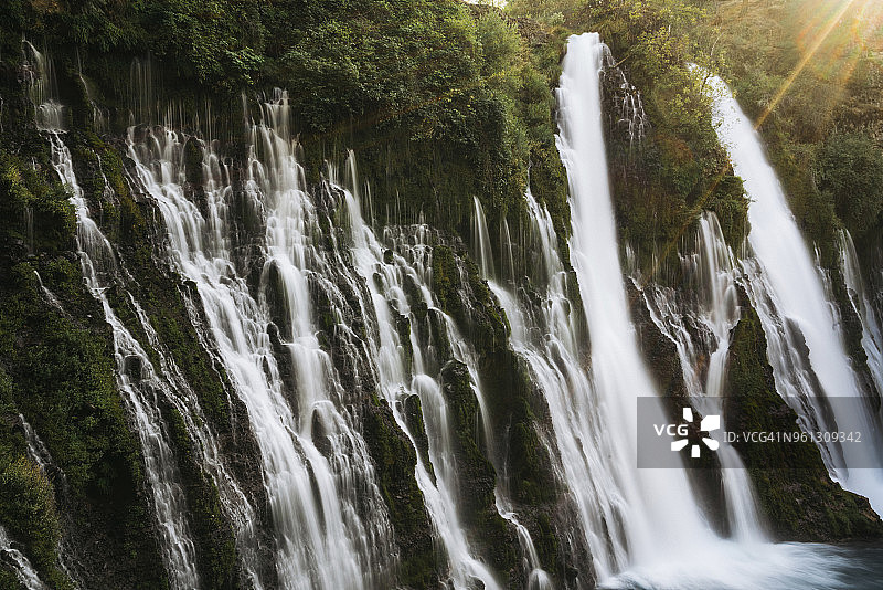 伯尼瀑布岩层之上的壮丽景色图片素材