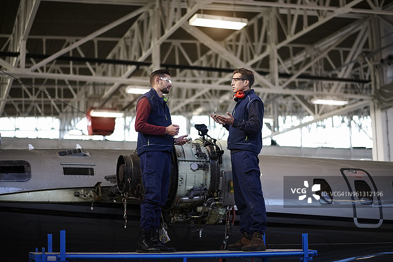 机库中的飞机机械师图片素材