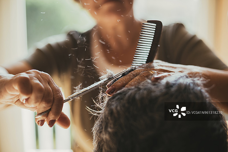 女理发师为男顾客理发的半身照图片素材