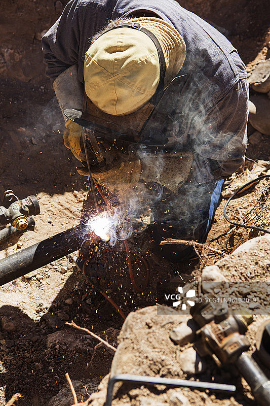 工匠在建筑工地焊接管道（高角度拍摄）图片素材