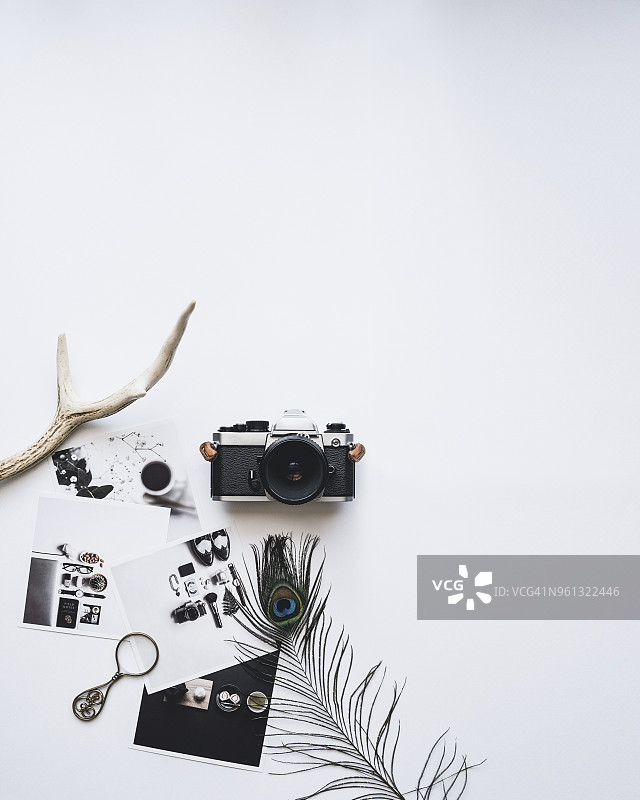 白色背景上的相机和照片俯视图图片素材
