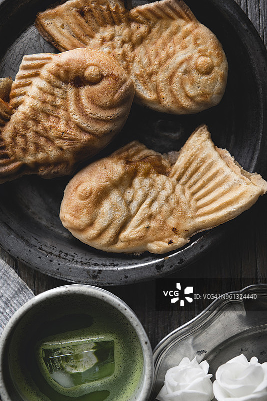 木桌上的鲷鱼烧和抹茶茶饮俯视图图片素材