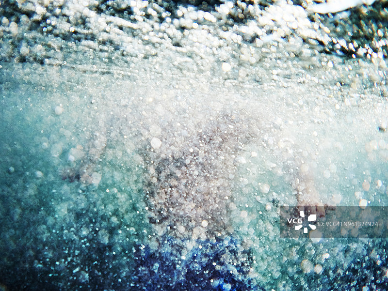 年轻男子在水下游泳的半身照图片素材