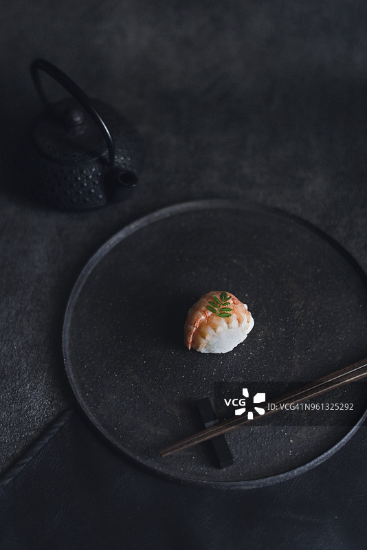 高角度拍摄的寿司与筷子图片素材