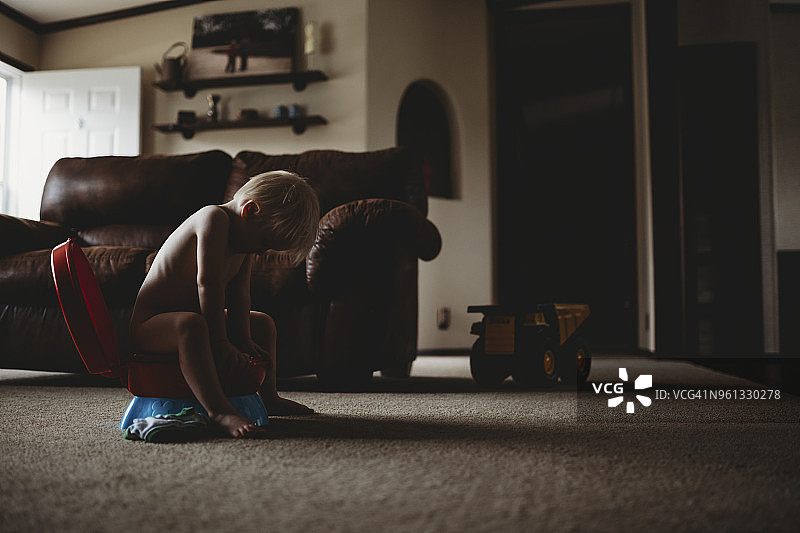 男孩在家坐在便盆上图片素材